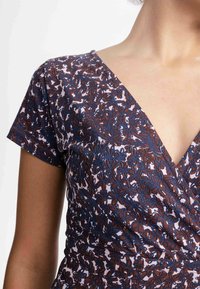 MELA LANG SHREOSHI - Jerseyjurk - chai flowers