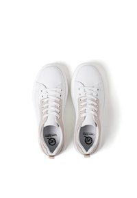 Sneakers bianchi con accenti beige, suola in gomma, design con lacci e punta rotonda. Caratterizzati da una soletta imbottita e da un logo sulla soletta.