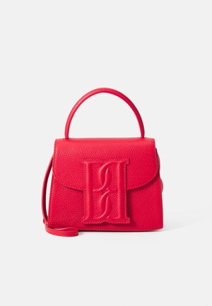 Rød tekstureret læderhåndtaske med en top-håndtag, fold-over flap og prægede logo foran. Inkluderer en aftagelig skulderrem.