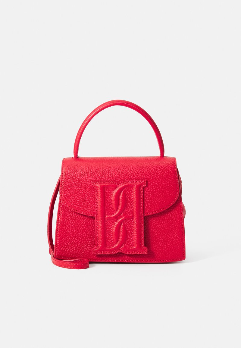 Rød tekstureret læderhåndtaske med en top-håndtag, fold-over flap og prægede logo foran. Inkluderer en aftagelig skulderrem.