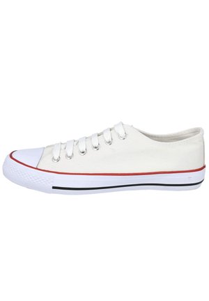 Zapatilla de lona blanca de corte bajo con cordones blancos, ribete rojo sobre suela de goma blanca y una franja negra en la suela sobre fondo blanco.