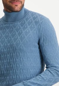 Blauer Rollkragenpullover mit einem strukturierten Rautenmuster, einem gerippten Kragen und glattem Stoff mit weichem Finish.