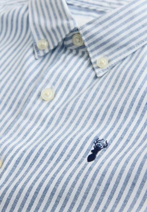 Šviesiai mėlyna ir balta dryžuota marškinėliai su sagomis, su aštriomis apykaklėmis. Ant krūtinės yra mažytis siuvinėtas omaro logotipas. Audinys su tekstūra.