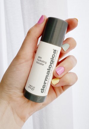 SKIN HYDRATING BOOSTER - Serum - -