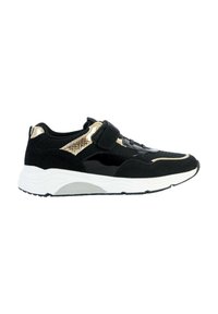 Sneaker neri con accenti in finta pelle di serpente, tessuto testurizzato, una fascia in velcro e una suola in gomma bianca. Presentano un design elegante e atletico.