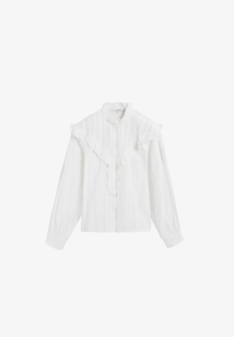 Blouse blanche avec un col à volants, fermeture à boutons sur le devant et manches longues. Le tissu texturé présente de légères lignes verticales.
