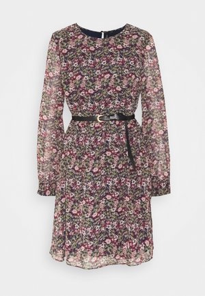 Vestido de manga larga con estampado floral, tejido transparente, escote redondo y cinturón negro con hebilla dorada en la cintura.