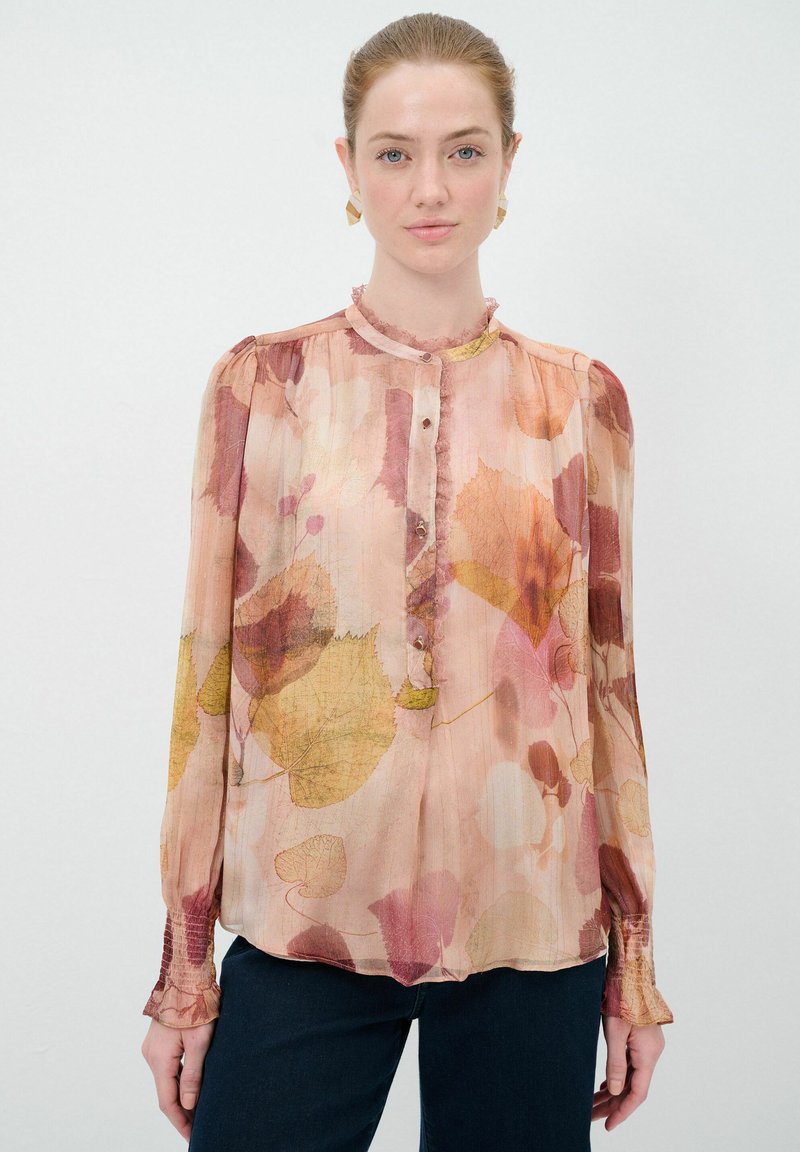 Bluse mit Blumenmuster in sanften Rosa- und Pfirsichtönen, aus leichtem Stoff, mit Rüschekragen und Knopfleiste, langen Ärmeln.