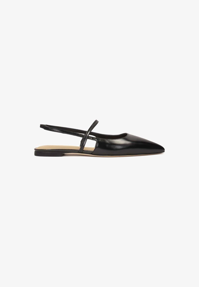 Des chaussures plates slingback en cuir noir avec un bout pointu, dotées d'une seule sangle et d'un extérieur lisse et brillant. Semelle plate pour le confort.