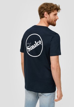 Tamna plava pamučna majica s kratkim rukavima s bijelim printanim logotipom "Sinalco" u kružnom dizajnu na leđima. Ležeran kroj.