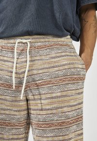 Redefined Rebel DANE PANTS COMFORT FIT - Pantaloni sportivi - inca gold