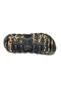 Camo-muster Slip-On Schuh mit einer schwarzen, geriffelten Sohle. Der Oberteil hat verschiedene Grüntöne, Braun und Beige sowie Belüftungsöffnungen.