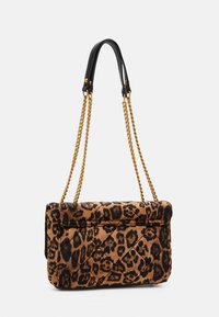 Bolso acolchado con estampado de leopardo hecho de material de felpa. Asa superior de cuero negro con detalles en cadena dorada. Forma rectangular.