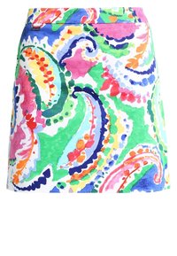 Barevný šortkový sukňový kousek s paisley vzorem v zelených, růžových, modrých, oranžových a žlutých odstínech, vyrobený z lehké tkaniny s hladkou texturou.