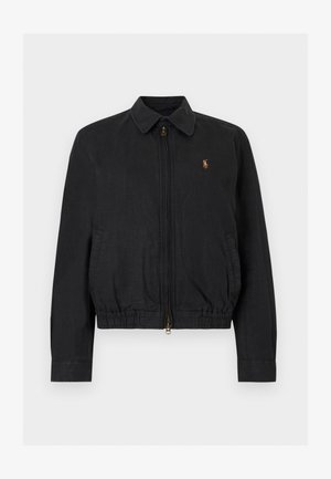 Svart jakke med glidelås, krage, elastisk midje, sidelommer og lite brodert polo-spillerlogo på venstre bryst.