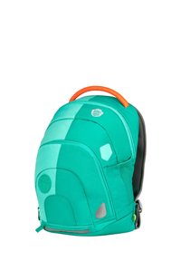 Zaino teal e turchese con molteplici compartimenti con zip, schienale imbottito, maniglia arancione e patch riflettenti su uno sfondo bianco.