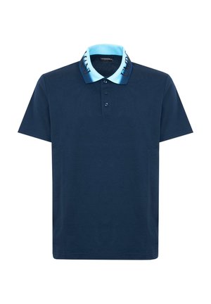 Polo a maniche corte blu navy con tre bottoni e colletto azzurro chiaro con accenti grafici scuri.