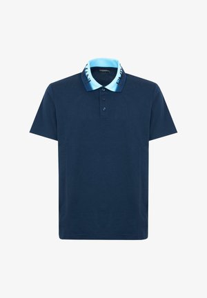 Polo a maniche corte blu navy con tre bottoni e colletto azzurro chiaro con accenti grafici scuri.