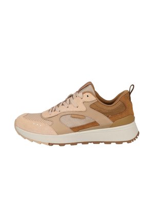 Zapatilla beige y marrón con cordones delanteros, paneles de malla y ante, suela blanca gruesa y pestaña para tirar en el talón.