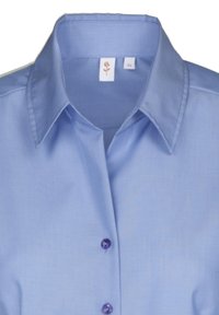Camicia azzurro chiaro con colletto e texture liscia, dotata di una patta dei bottoni con bottoni viola scuro e un piccolo etichetta con logo all'interno del colletto.