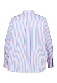 Chemise bleu clair avec des rayures verticales roses et blanches, manches longues, poignets à boutons et un pli au dos pour plus de détails. Texture de tissu lisse.