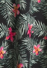 Tissu noir avec des feuilles de palmier blanches et un motif de fleurs tropicales rose vif et orange.