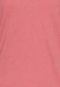 Bomulds T-shirt i lys pink, tekstureret stof med en glat overflade. Simpelt design, uden mønstre eller udsmykninger.