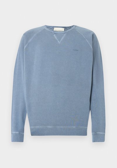 Sweat-shirt à col rond bleu clair avec manches longues, poignets et ourlet côtelés, logo "CLOSED" discret sur le côté gauche de la poitrine.