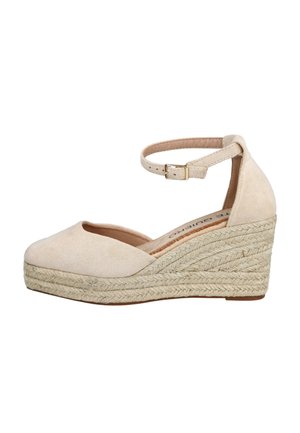 Alpargata cuña de ante beige con puntera cerrada, correa al tobillo y suela plataforma de yute trenzado.