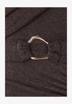 Tissu marron foncé avec un tissage texturé, orné d'une boucle en métal doré et d'un détail en nœud, créant un effet froncé autour de la taille.
