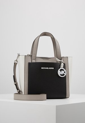 Schwarze und graue Lederhandtasche mit zwei oberen Griffen, abnehmbarem Schulterriemen und weißem Akzent. Mit einem silbernen "MK"-Logo.
