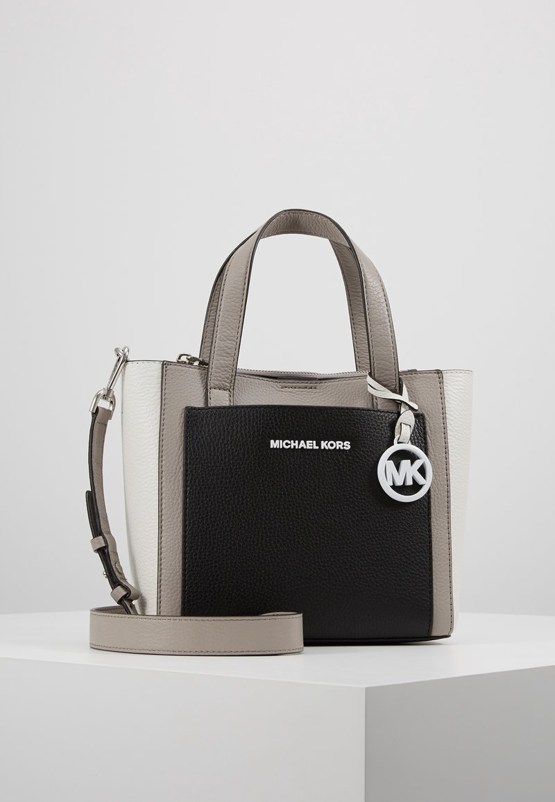 Sac à main en cuir noir et gris avec deux poignées supérieures, bandoulière amovible et accent blanc. Doté d'un logo « MK » argenté.