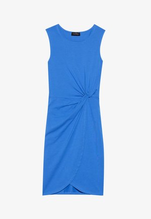 Modrá bezramenná šaty vyrobené z elastického materiálu, s prekrúteným detailom v prednej časti a asymetrickým lemom. Hladká textúra.