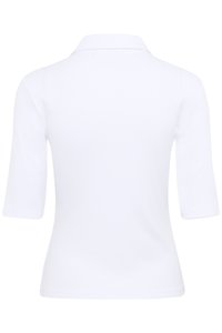 Hvit polo skjorte laget av ribbet stoff, med klassisk krage og trekvart ermer. Glatt tekstur, uten synlige mønstre eller aksenter.
