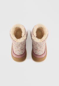 Blomsterdekte støvler med et mykt, beige pelsfor. Rosa skinnakenter og fleksible brune gummisåler. Kort, midt-legghøyde design.