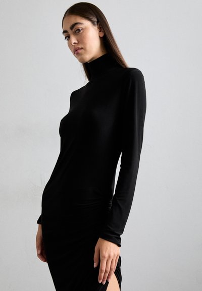 Rochie neagră cu mânecă lungă, cu guler înalt, corset adaptat și textură plisată pe lateral, realizată dintr-un material neted și elastic.