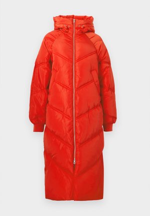 Geacă puf roșie cu glugă, fermoar pe toată lungimea, manșete elastice și un model în zig-zag pe suprafața matlasată.