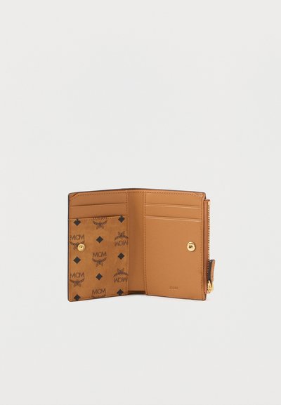 Καφέ δερμάτινο πορτοφόλι με φερμουάρ, πολλές θήκες για κάρτες και μοτίβο λογοτύπου στο εσωτερικό. Χρυσές μεταλλικές λεπτομέρειες.