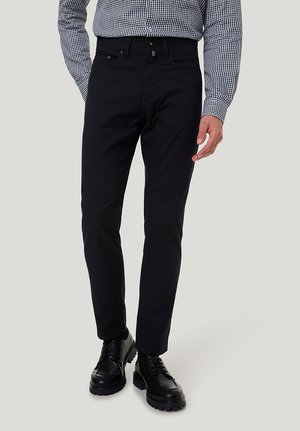 Schwarze, schmale Hosen aus Stretch-Baumwolle mit Knopf- und Reißverschluss, frontalen Taschen und einer glatten, matten Oberfläche.