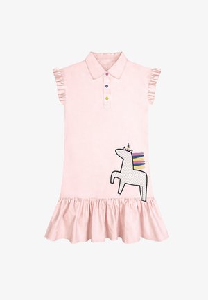 Hellrosa ärmelloses Kleid mit gerafftem Saum und Ärmeln, mehrfarbigen Knöpfen und einem weißen Einhorn-Patch mit Regenbogenmähne nahe dem Saum.