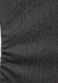 Tissu gris foncé avec une surface texturée présentant de subtiles lignes verticales. Le matériau semble élastique et légèrement réfléchissant.
