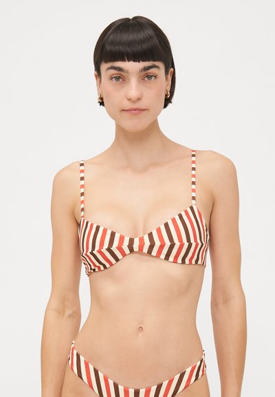 Bikini-top med tynde stropper, der har en sløjfedetalje; stribet mønster i brun, rød og creme; glat overflade, trekantede skåle.