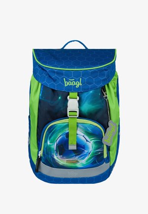 Sac à dos bleu et vert avec un motif hexagonal, présentant un graphique de ballon de football. Il a une fermeture à rabat, des poches latérales et des bretelles réglables.