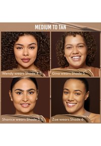 Fire nærbilder av kvinner som viser forskjellige sminke nyanser: Wendy (4,5), Gina (5), Shanice (5,5) og Zoe (6), med jevne hudtoner.
