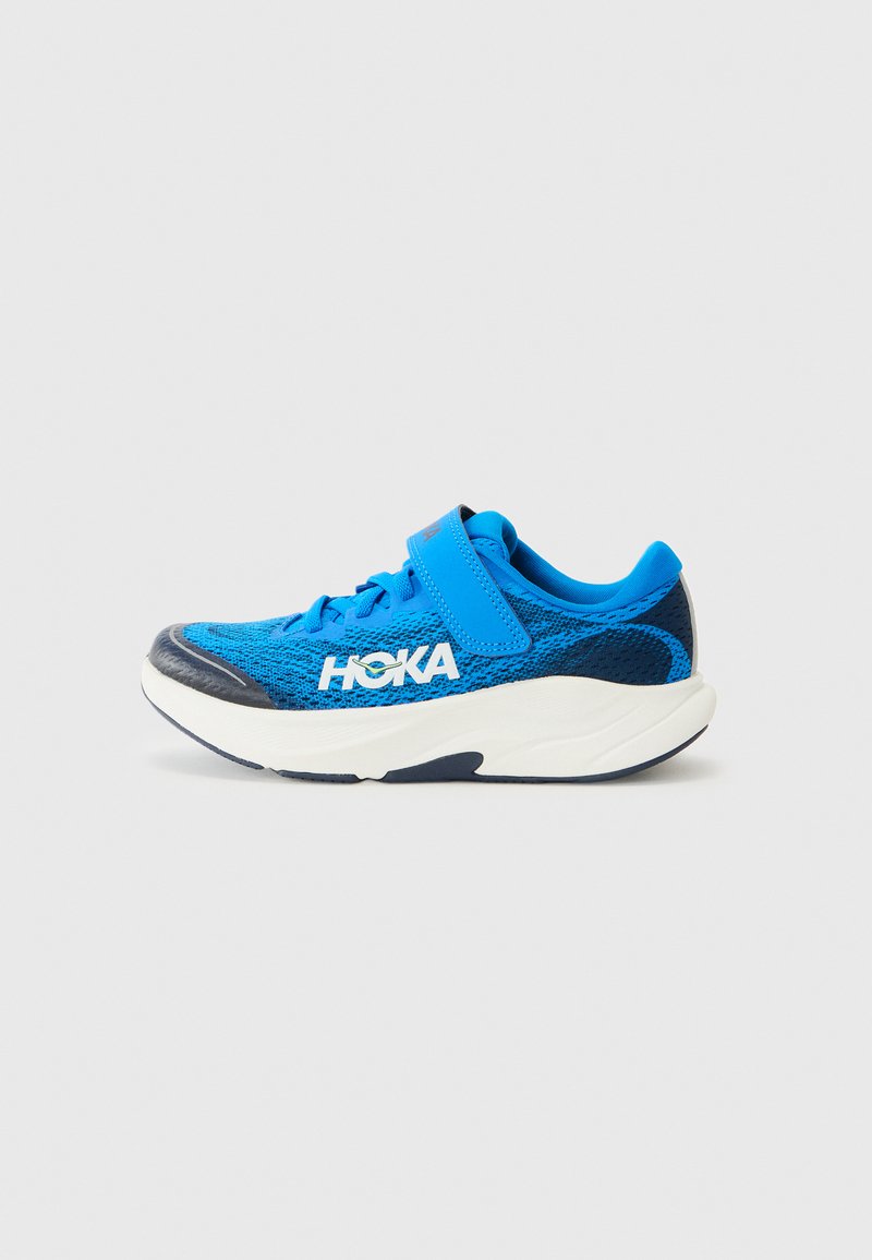 Chaussure de sport bleue avec une tige en mesh, strap Velcro et semelle intermédiaire blanche moulée. Présente le logo HOKA sur le côté et une semelle extérieure en caoutchouc noir.