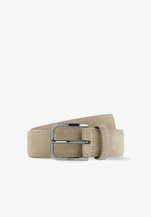 Cintura beige in suede con fibbia rettangolare in metallo argento e bordi cuciti, distesa piatta con fibbia davanti al centro.