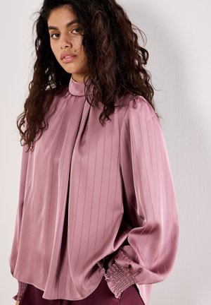 Blouse met lange mouwen en hoge nek in stofroze met verticale strepen, gladde textuur en elastische manchetten voor een aansluitende accent.
