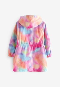 Kolorowa, lekka kurtka przeciwdeszczowa z kapturem, łącząca pastelowe odcienie różu, niebieskiego i żółtego, z elastycznym pasem i marszczonymi rękawami.