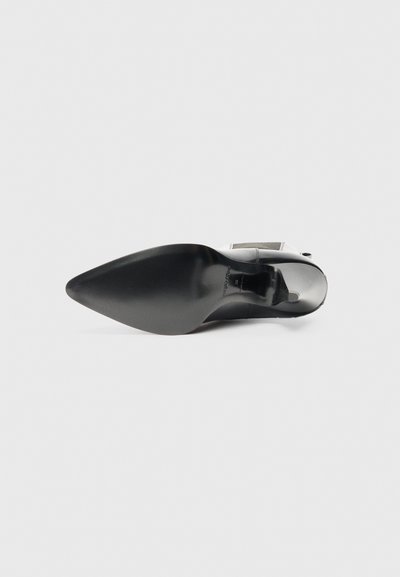 Μαύρη πατενταρισμένη δερμάτινη γόβα με μυτερή μύτη, που διαθέτει ομαλή επάνω επιφάνεια και κομψή, γυαλιστερή σόλα.