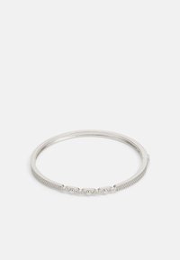 Bracelet jonc articulé de ton argenté avec de petits cristaux incrustés et cinq accents métalliques en forme de fleurs sur le devant, présenté sur fond blanc.